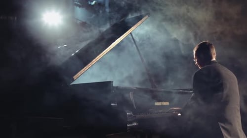 Pianista tocando un piano de cola