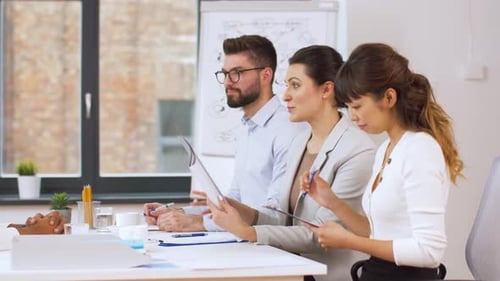 Recruteurs ayant un entretien avec un employé