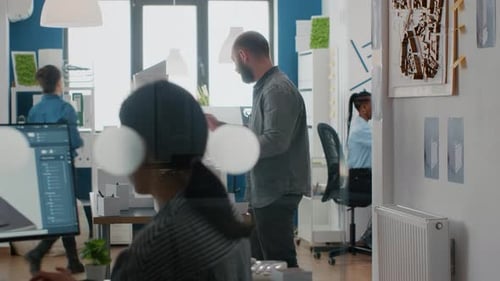 Architekt analysiert Gebäudemodell und Maquette im Architekturbüro