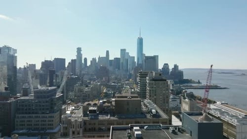 Los delanteros vuelan sobre edificios altos de la ciudad