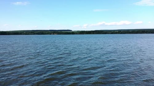 Drohnenaufnahme vom Fluss. Luftaufnahme des Flusshintergrunds