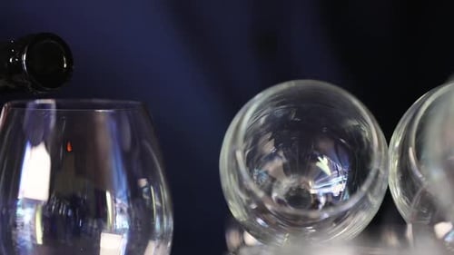 Du vin. Gros plan du vin rouge versé dans un verre à partir d'une bouteille