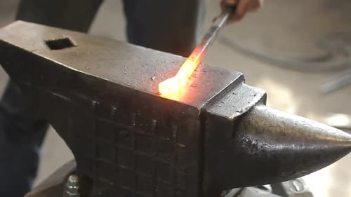 Nahaufnahme: Schwerindustrieller Arbeiter arbeitet an Metallarbeiten