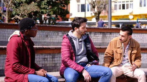 Schwarz-Weiß-Younker-Mann im Gespräch
