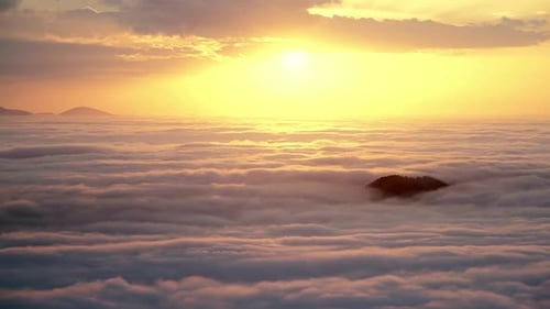 Puesta de sol de 8K sobre las nubes