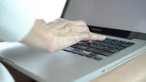 Von zu Hause aus mit Laptop arbeiten