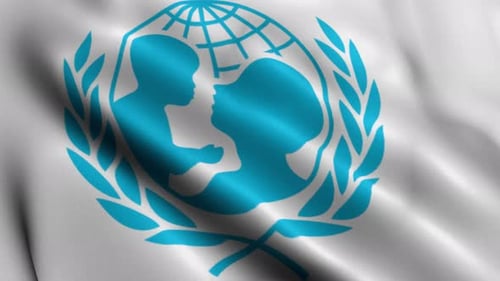 Textura de tecido realista de cetim, bandeira do UNICEF, vídeo de fundo, acenando