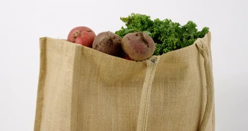 Verduras frescas y bolsa de la compra sobre la mesa 4k