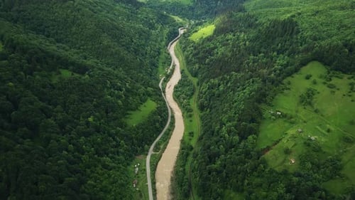 Fluss Schwarze Eibe in den Bergen. Karpaten, Ukraine. Luftaufnahme.