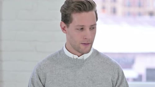 Porträt eines verärgerten kreativen jungen Mannes, der sich traurig fühlt