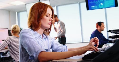 Femme cadre travaillant sur un ordinateur au bureau