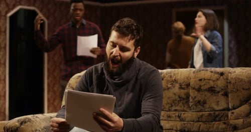 Actores ensayando en un teatro