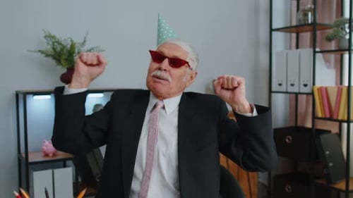 Glücklicher Senior Geschäftsmann tanzt Victory Dance feiert Wochenend-Feiertagserfolg Sieg im Amt