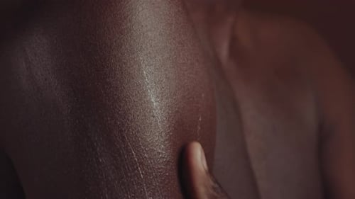 Hombre negro usando crema corporal