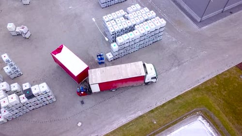 Gabelstapler zwischen großen Regalen im Außenlager und Ladepaletten.Antenne. Drohne geschossen