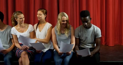 Schauspieler lesen ihre Drehbücher auf der Bühne
