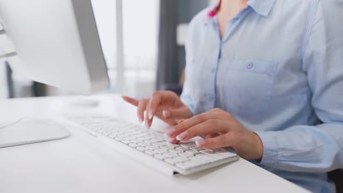 Weibliche Hände tippen auf einer Computertastatur