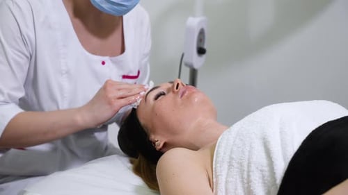Procédure de soins de la peau dans une clinique de beauté