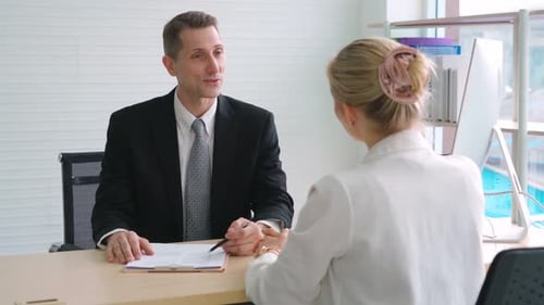 Un demandeur d'emploi lors d'un entretien d'embauche avec le responsable