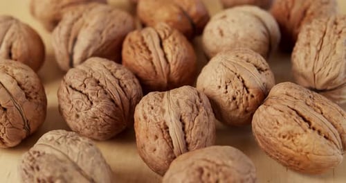 Köstliche und frische Walnüsse auf einem Holztisch