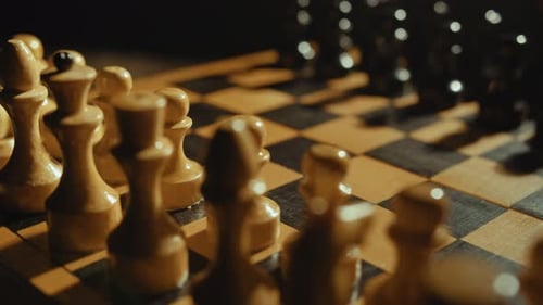 Schachbretter und Schachfiguren Spiel auf schwarzem Hintergrund