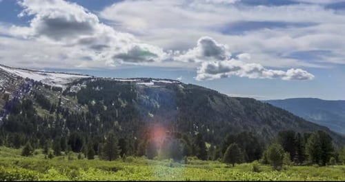 Zeitraffer der Wolkenlandschaft Hinter der Bergspitze