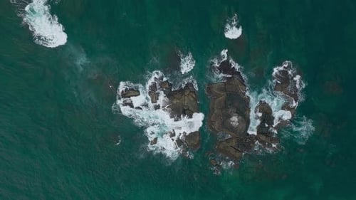 Wellen krachen gegen Felsen im Meer
