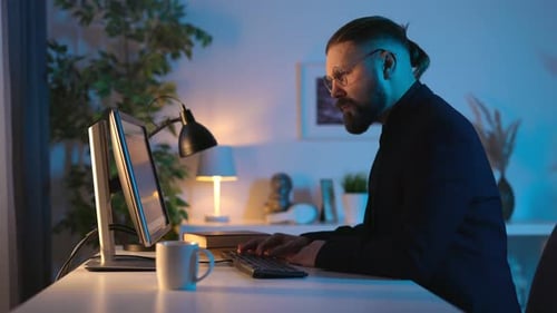 Homme travaillant tard sur ordinateur