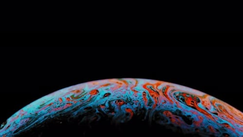 La photo macro d'une bulle de savon crée un fond coloré et noir