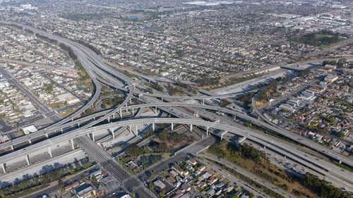 . Drohnenaufnahmen. Komplexes malerisches Los Angeles Highway Junction. Ansicht aus der Vogelperspektive
.