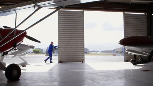 Ingeniero cierra la puerta del hangar 4k