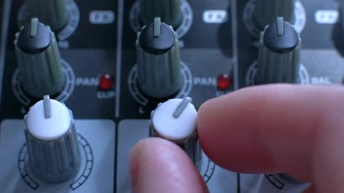Ingeniero de sonido profesional Equilibrio del volumen de las entradas de audio Mezclador