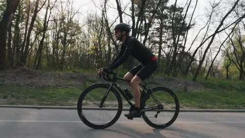 Radfahren auf dem Fahrrad im Park bei Sonnenuntergang