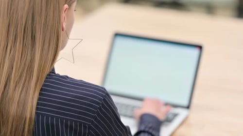 Vista trasera de una empresaria que trabaja en una computadora portátil