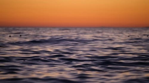 Eine Meereslandschaft bei Sonnenuntergang. Wellen als Hintergrund. Sommer. Ruhe und Entspannung.