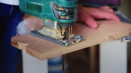 Façonnage de la pièce en bois avec scie