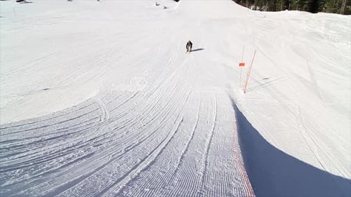 Ein Mann fährt im Winter einen schneebedeckten Berg hinunter