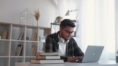 Arbeit Stress Harte Hausaufgaben Müder Mann Laptop Zuhause
