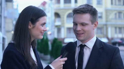 Zeitungsjournalist interviewt jungen Geschäftsmann und beantwortet Fragen