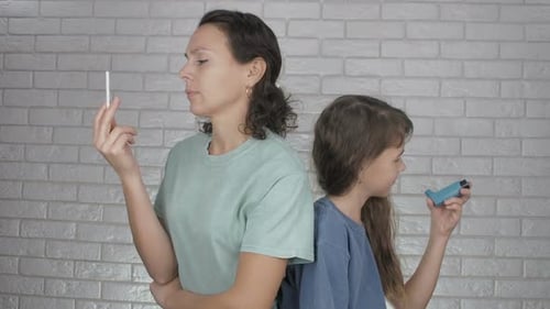 Mère qui fume. Une femme fume avec un enfant.