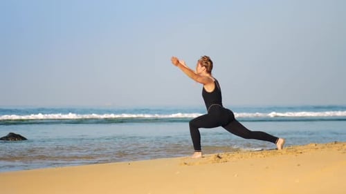 Frau mit Space Buns übt Yoga Pose Warrior