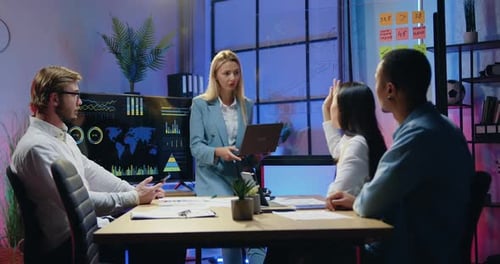 Líder de equipo femenino explica la presentación en pantalla digital para Attantive Motivated