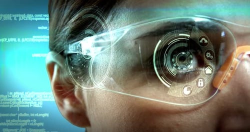 Geschäftsfrau nutzt Virtual-Reality-Brille