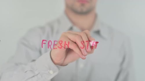 Neuanfang, mit der Hand auf dem Bildschirm zu schreiben