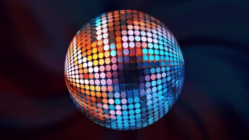 Eine Discokugel, die in verschiedenen Farben schimmert und sich auf einem schlichten schwarzen Hintergrund dreht