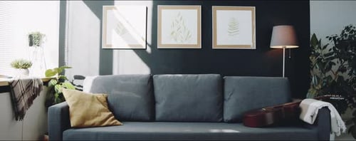 Komfortables Sofa im trendig gestalteten Zimmer