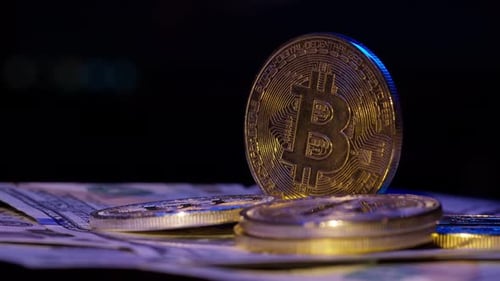 Bitcoin BTC Coin und Ethereum ETH-Münzen rotieren auf Rechnungen Bargeld von 100 Dollar Virtual Money Mining