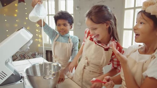 Kinder kochen und haben Spaß in der kulinarischen Meisterklasse