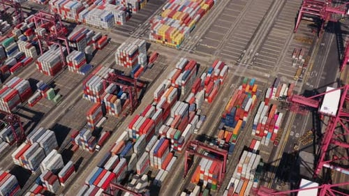Drohne fliegt über den Containerhafen von Hongkong