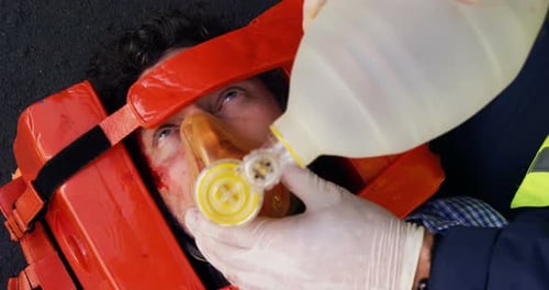 Technicien médical d'urgence plaçant un masque à oxygène